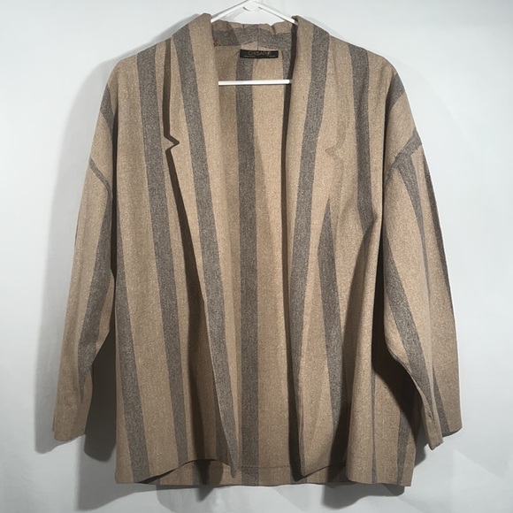 Vintage 80’s Chibarø Dolman Sleeved 2 piece suit with high waisted capri pants. - Picture 10 of 13